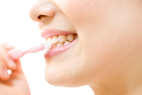 歯の黄ばみ、自然な白い歯へはどうしたらいい？
